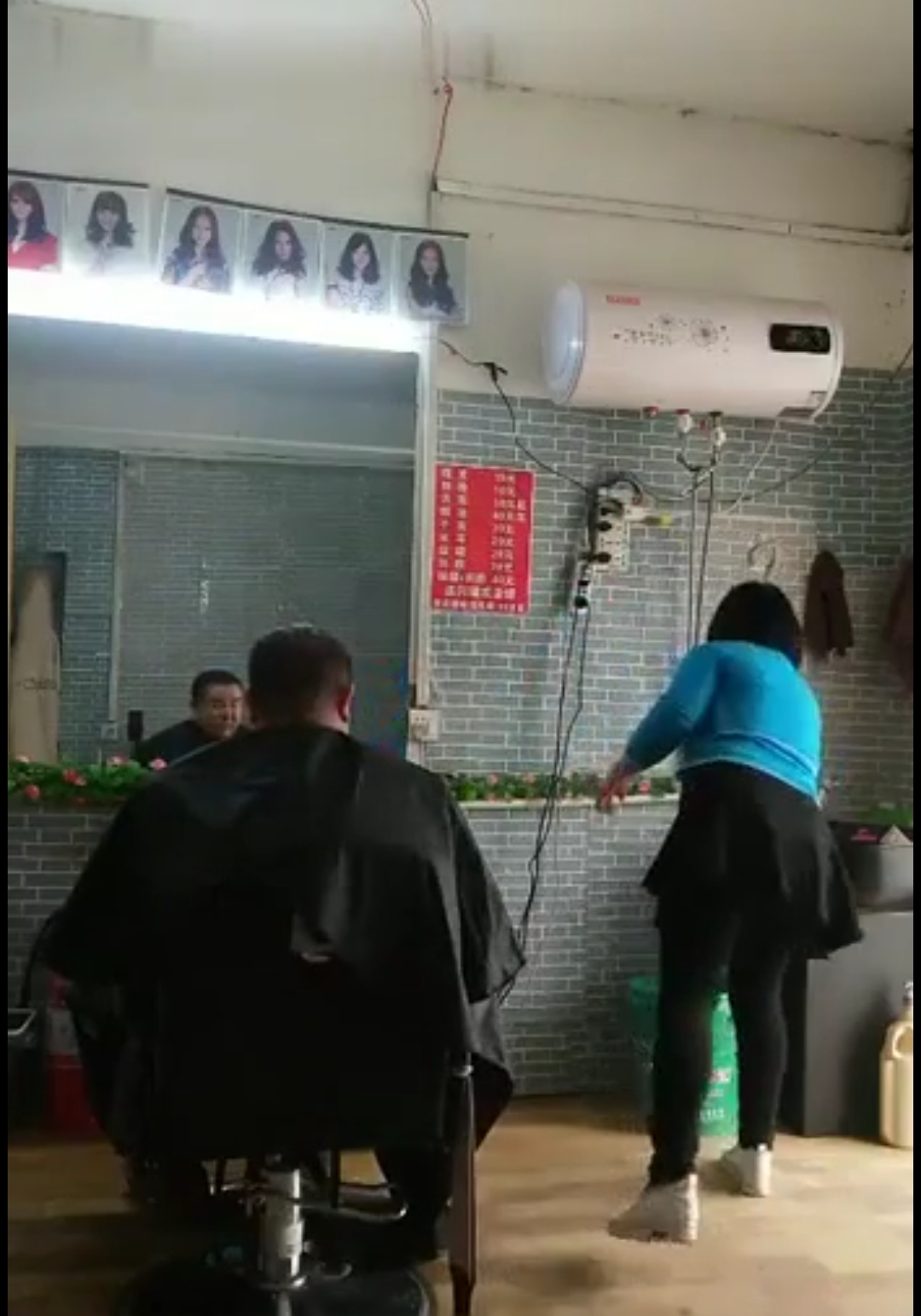 理发店熟女、另开小灶，帮客人打理好发 型，拉到一边按摩，口暴打飞机，真牛逼身材还保养的 相当好！