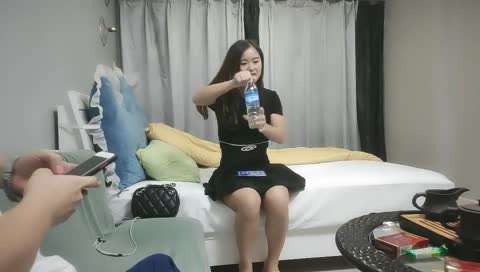 网约一身黑裙少妇，隔着衣服摸屁股调情，蹲着深喉口交，镜头前扶着屁股后入，骑乘打桩娇喘连连