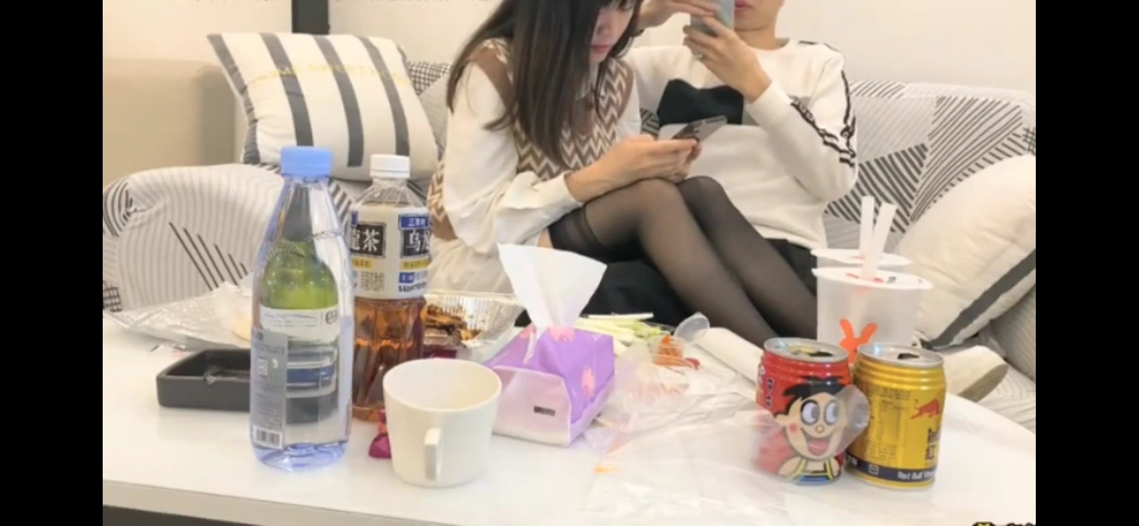 良家少妇嫂子和哥哥吵架了，来找小叔子借酒消愁，被小叔子半推半就被强上，激情无套爆操内射！