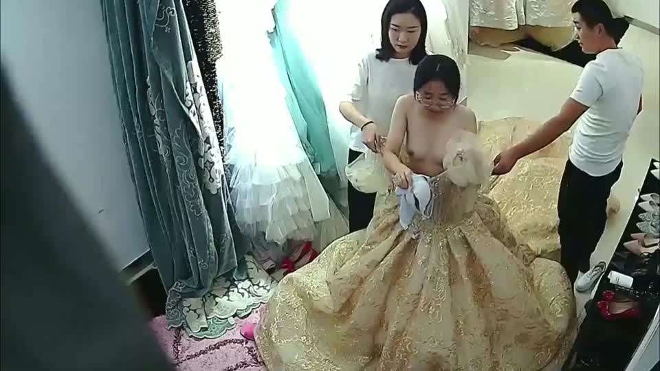 眼睛美女婚纱店试衣服泄密春光一览无余