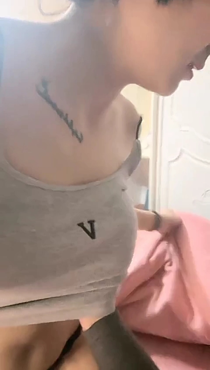 妈妈勾引儿子～床上乱伦口爆，色诱儿子最后被强上了～
