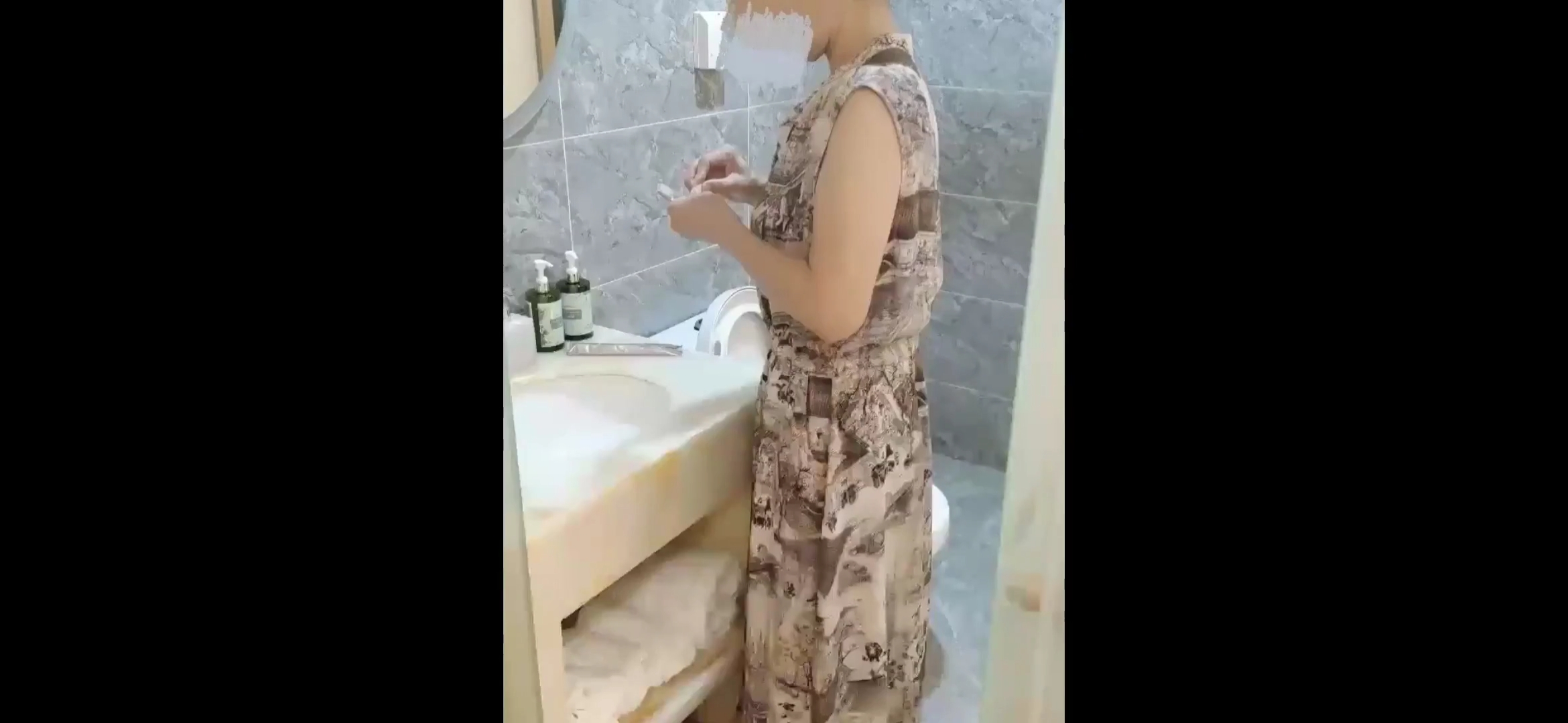 父亲在外打工，儿子和妈妈在家乱轮，妈妈姨妈刚过去，结果又被儿子操出来了！