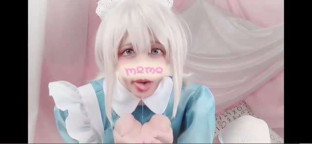 巨乳伪娘 momo 全 COS 金发女仆角色扮演唾液和小便滴水自慰