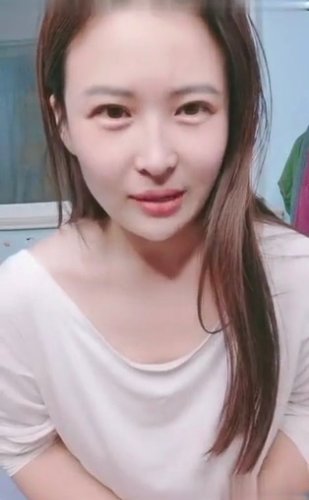 【最新网红】温柔的小少妇露脸深夜撩骚互动狼友，脱了衬衫就开始骚 逼逼里塞着跳蛋，扣着逼要舔狼友鸡巴