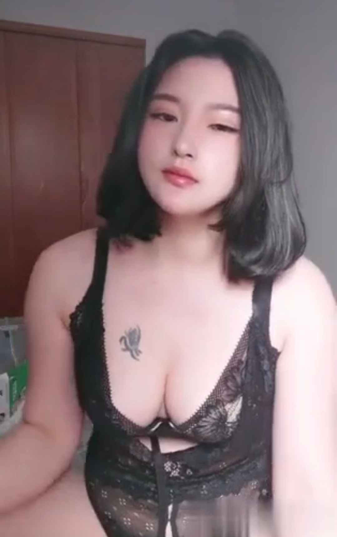 小少妇露脸情趣装诱惑，一个人在家大秀刺激狼友，道具抽插骚穴浪叫呻吟，淫水多多舔鸡巴上的淫水真骚