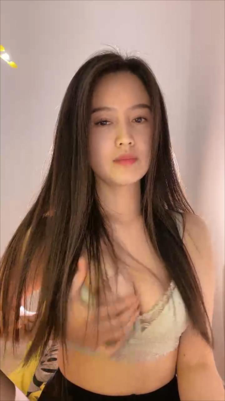 【撸管佳作，绝对精品】顶级尤物性感女神！大尺度收费房！性感开档白丝袜，娇喘呻吟骚话不断，自摸骚穴湿哒哒