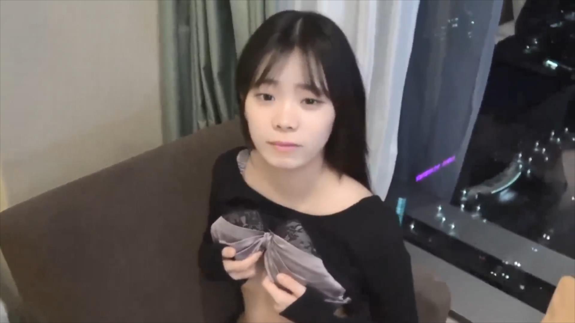 漂亮清纯美眉吃鸡啪啪 小娇乳小嫩穴 颜值高特别爱笑 小穴被抠的淫水直流 多姿势无套输出 内射一鲍鱼