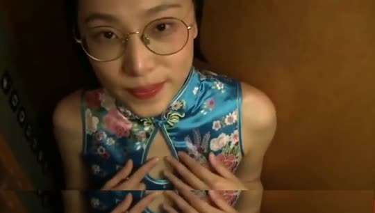 美女眼睛留学生骚货刘玥穿上国人旗袍跟外国人性爱啪啪