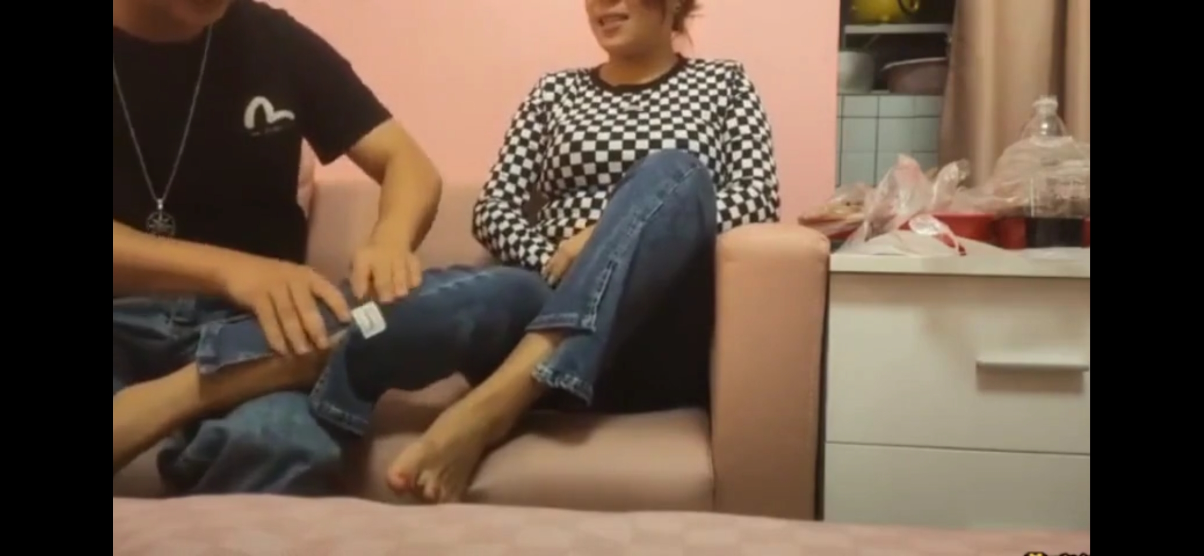 良家少妇小姨子刚开始装清纯，没想到操起来这么骚，直接高潮喷水了！