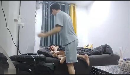 良家00后学生妹，苗条短发乖巧听话，黑丝足交啪啪，金童玉女性爱最佳伴侣_酒店真实偷拍
