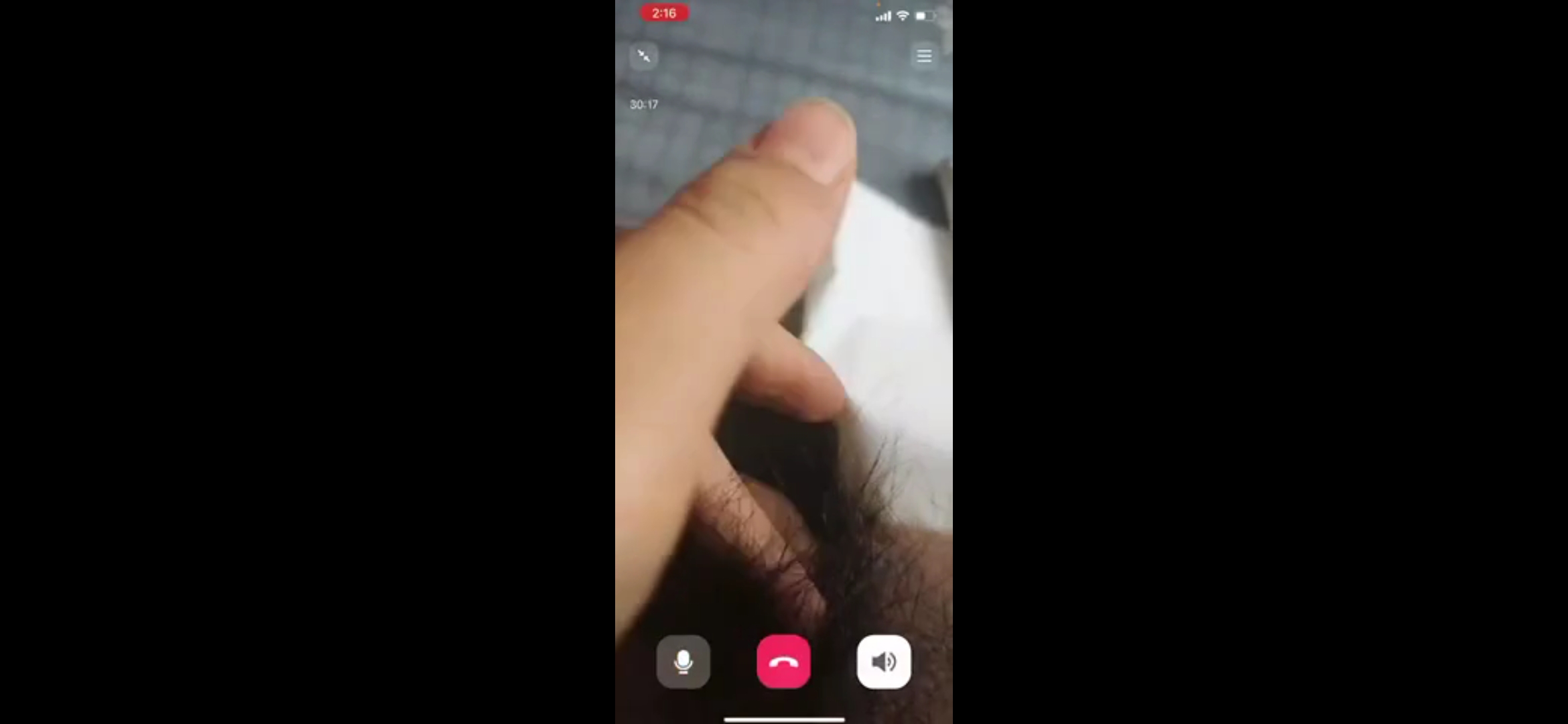 清纯可爱的妹子，与网友开视频裸聊，直播自慰给网友看!