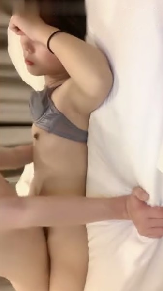 被舔骚逼很舒服 站立后入呻吟不断2