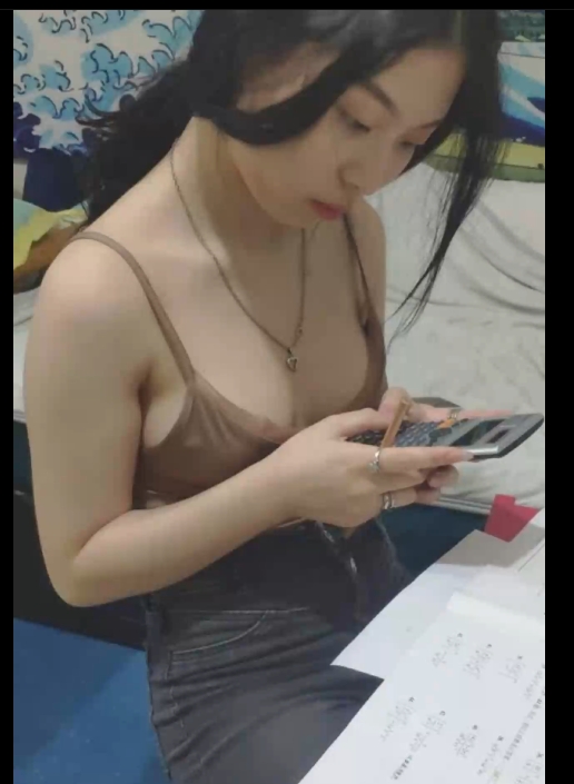 【父女乱伦】女儿在家写作业被爸爸猥琐摸奶子强奸乱伦。