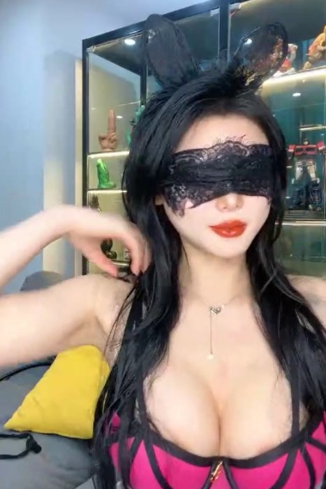 爆乳肥臀极品，小尺度诱惑，珍珠内裤黑丝袜，拨开内裤手指扣穴