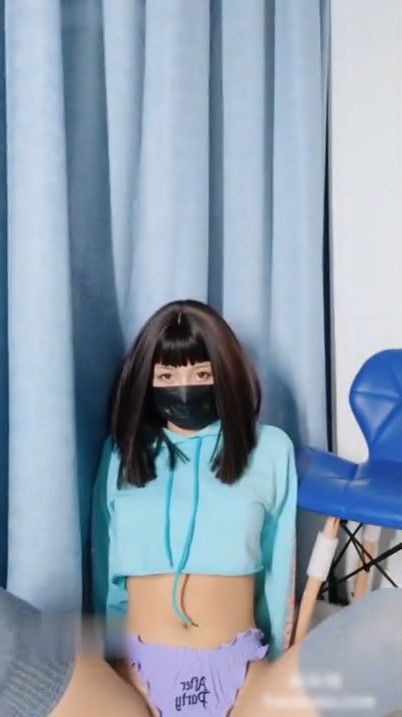玩弄跳蛋流出了白浆长腿白虎嫩穴