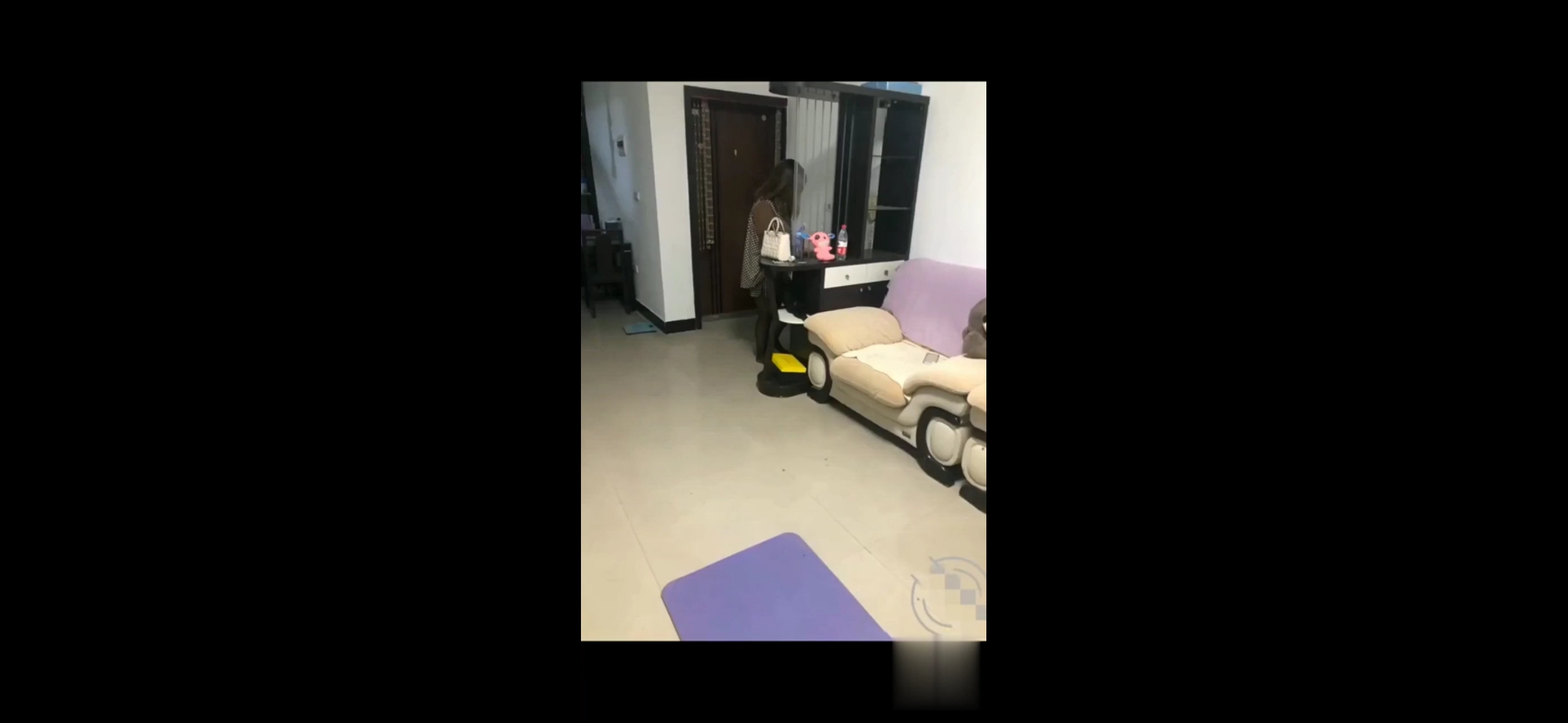 禽兽儿子历时两个月，终于找到机可以爆操小妈了，还录下乱伦全程！