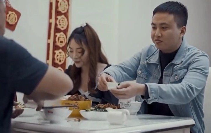 租个女友过大年，说好三千过夜要加钱