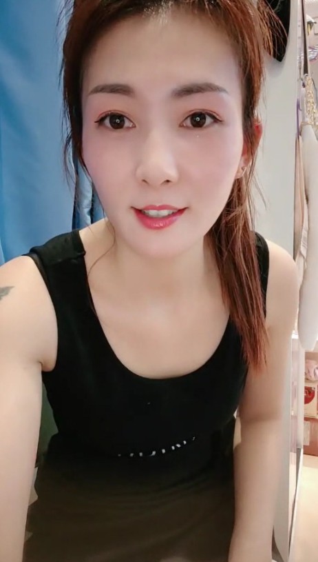 肉丝高跟鞋，蹲在地上震动棒抽插，多毛肥穴流淫水_