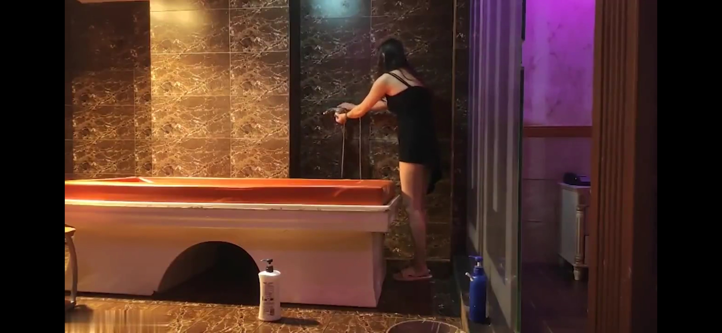 县城莞式洗浴按摩会所，服务一流的女技师，胸推独龙蚂蚁上树，然后直接女上位乘骑！