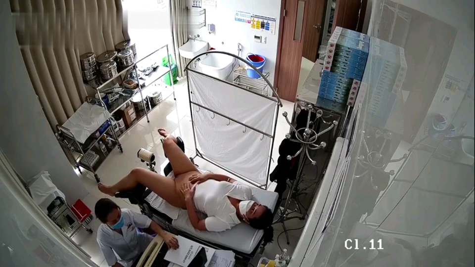 【女子医院妇科诊室摄像头破解偷拍】几位来做人流的妹子护士拿夹子一顿捅主任医师上手摸摸奶二指禅捅逼!