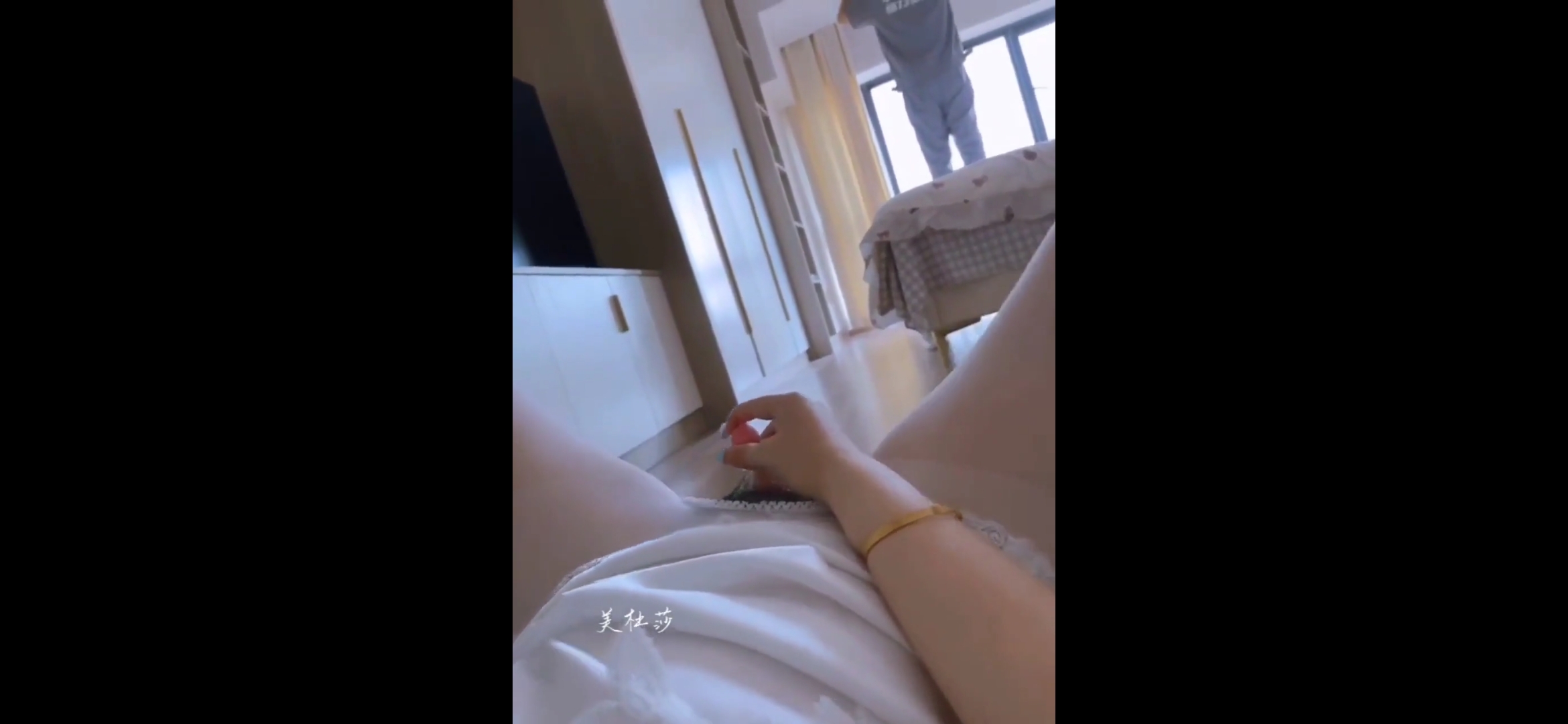骚货淫妻趁家里没人，叫来格力空调员工，勾引修理工操她的逼，给老公绿帽！