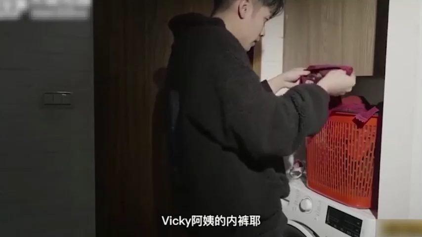 偷拿后妈内裤打飞机被发现，主动帮我解决口爆
