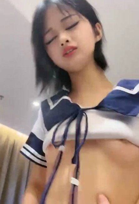 #小易的啵啵_极品嫩妹妹！放开尺度酒店约炮！情趣学生制服，娇小身材细腰美臀，骑乘位怼骚穴，扶腰后入爆操_#1