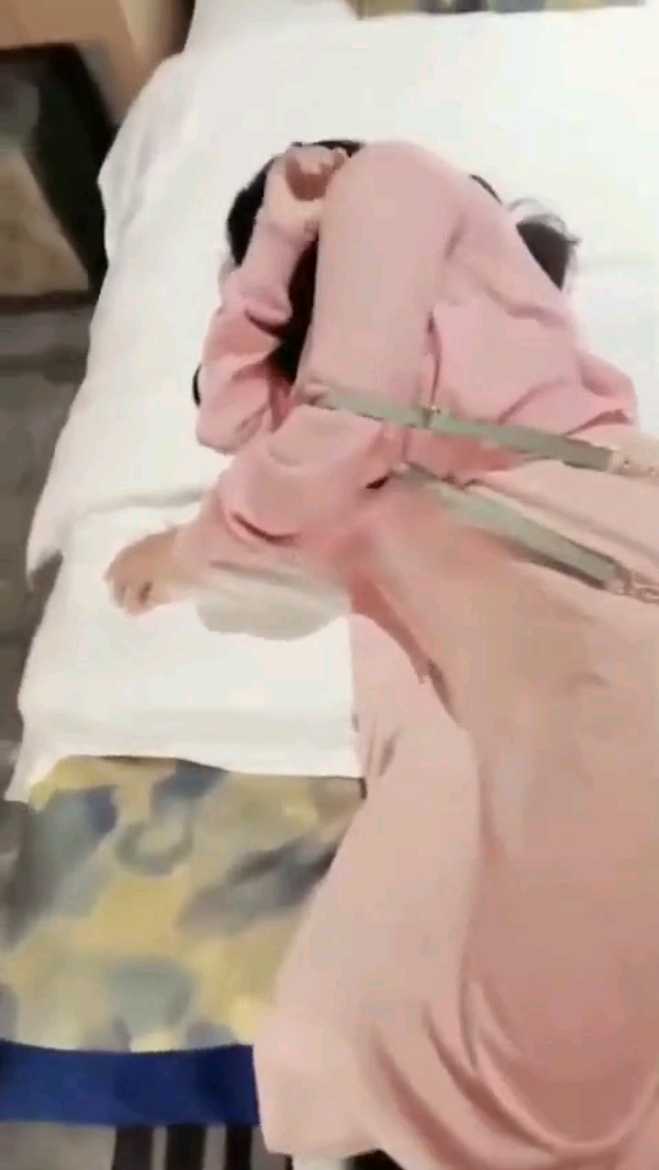 【父女乱伦】醉酒女儿被父亲带去酒店如常操到。