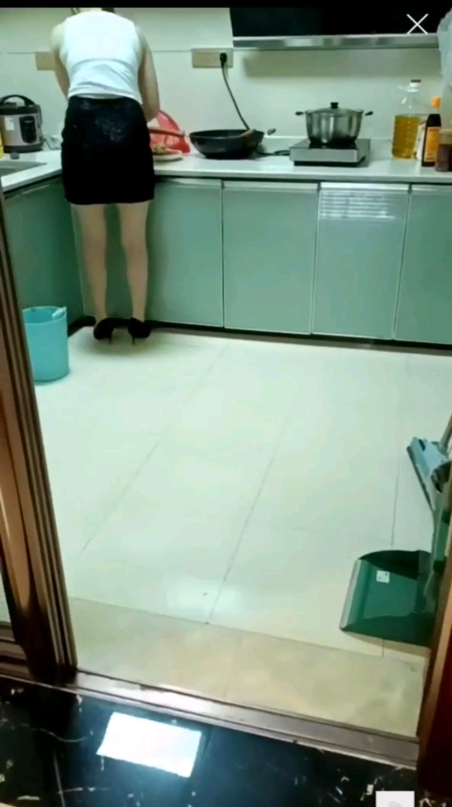 【母子乱伦】小伙在厨房把妈妈操了。