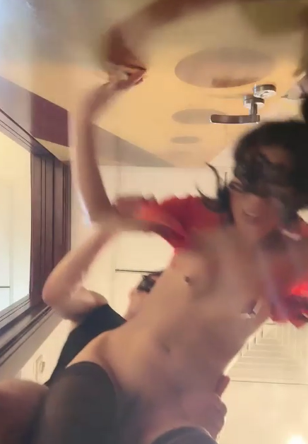 极品御姐跟她的老外男友激情啪啪大秀直播给狼友看，小嘴塞不下大鸡巴