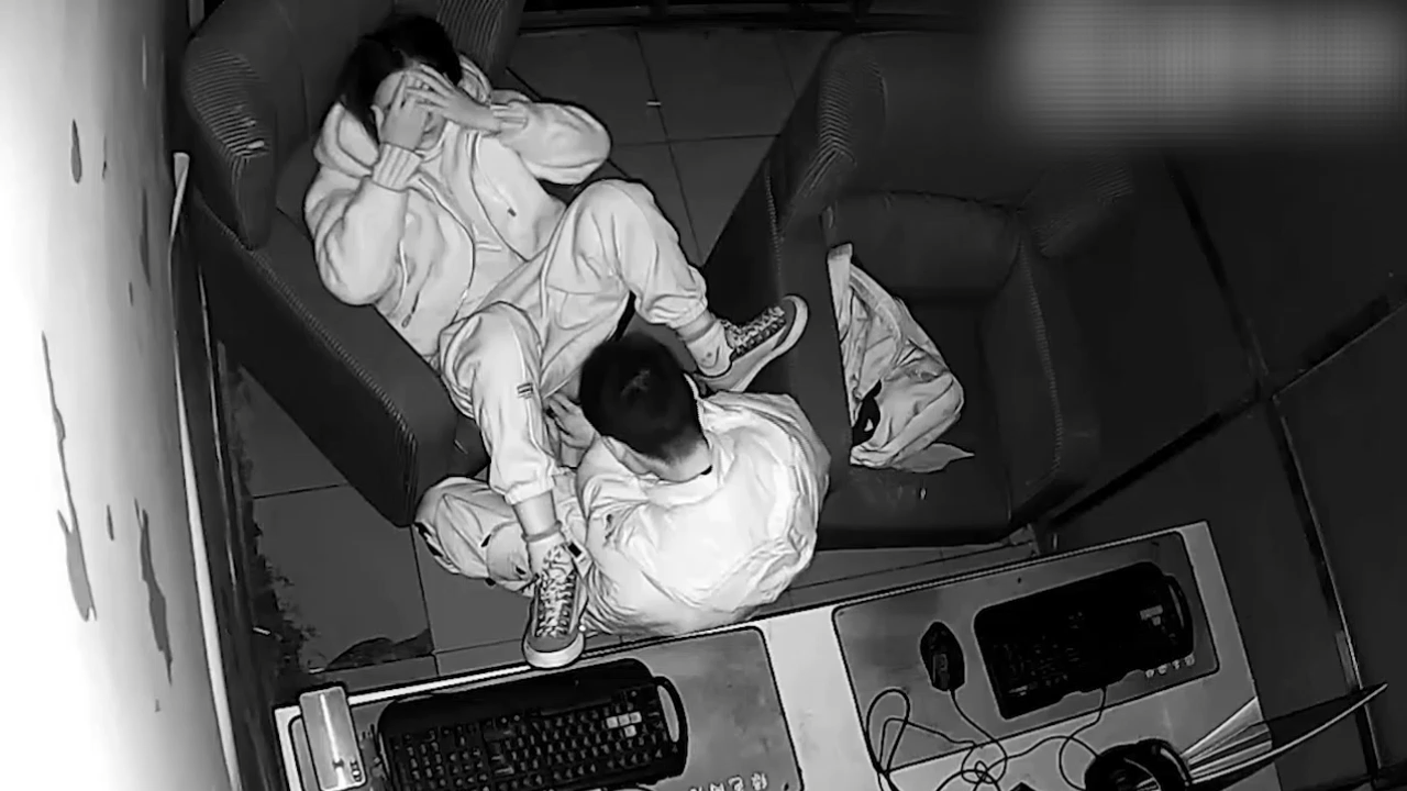 破解摄像头，偷拍学生情侣背着书包，在网吧包厢偷吃禁果行为生涩没啥经验