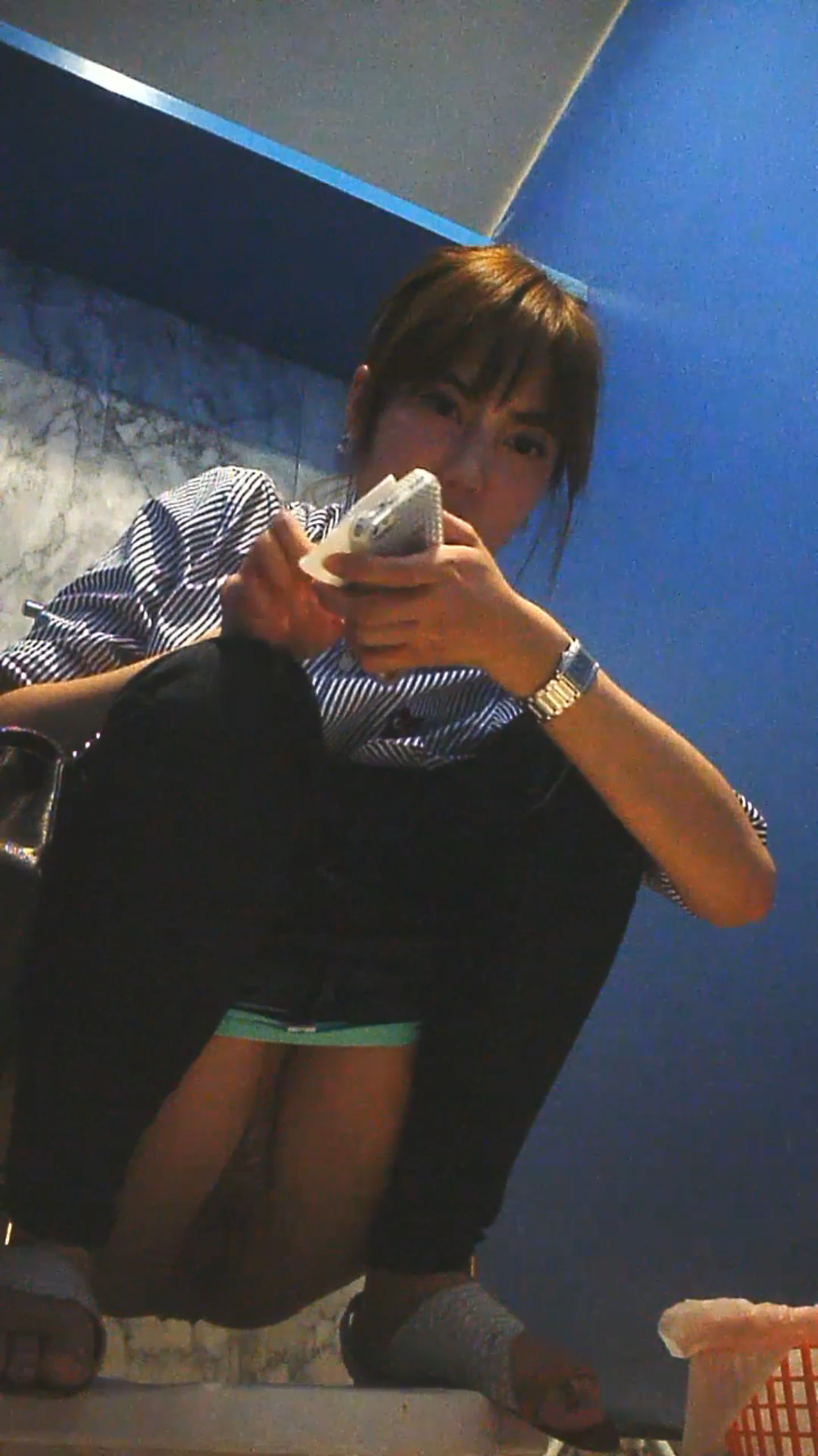 （厕拍福利）泰国景区女厕偷拍泰国美女