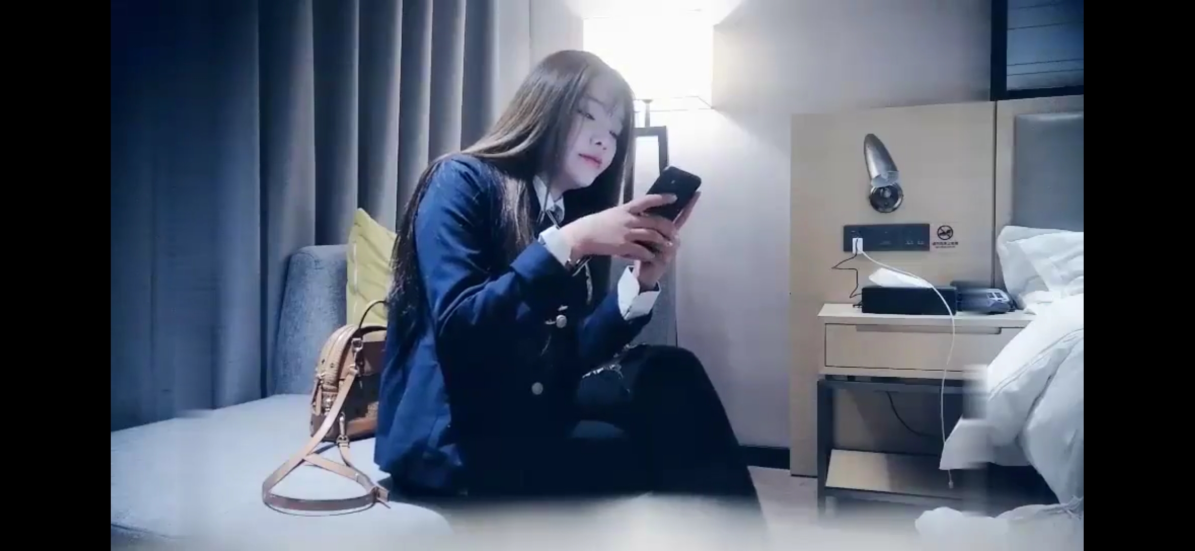 红唇花臂性感妹子伺候金主，一字马张开双腿，被金主按开双腿大力猛操！