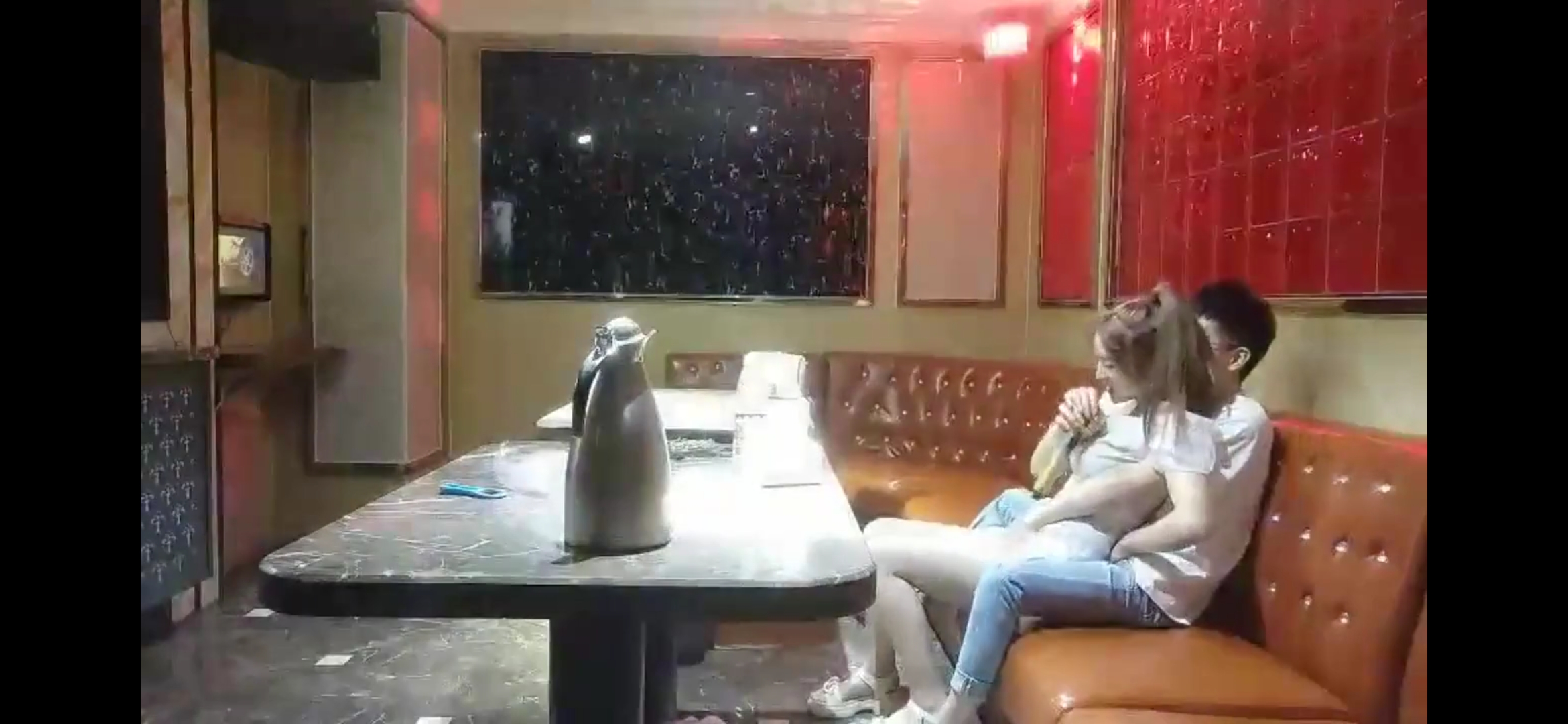 小情侣寻找刺激，在KTV开了间包厢，边唱歌边开操！