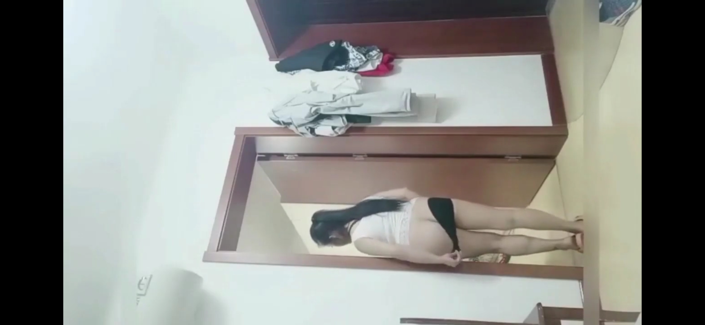 儿媳妇在屋里故意在公公面前喂奶，等小孙子睡着，公公扑上去一顿爆操！