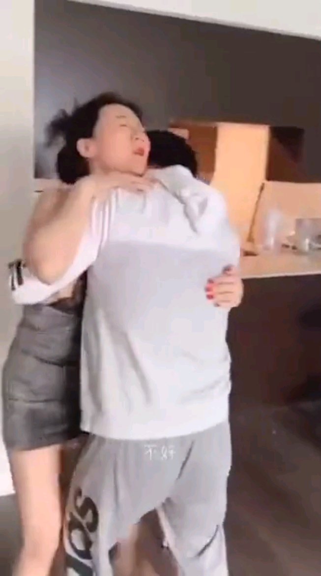【母子乱伦】儿子强上风骚后妈！