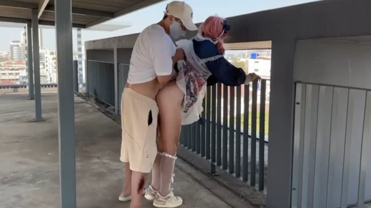网上约拍的骚逼下面真空拍写真，任由我后入操逼内射