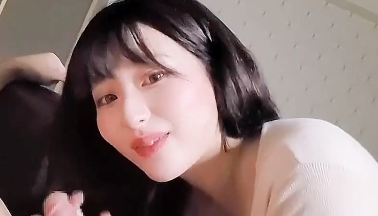 超高质量女神！如此漂亮甜美的大眼御姐，调戏比她小几岁的小鲜肉，主动给他舔鸡巴坐上去，闺蜜当摄像