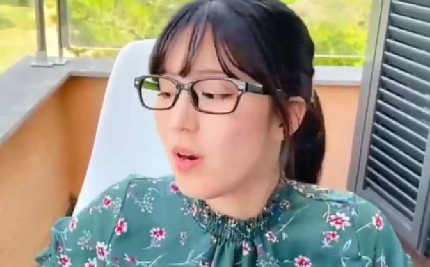 眼镜大奶美女_跑阳台边抽烟边摸逼减乏被发现_只能惩罚她_女上位无套输出_内射