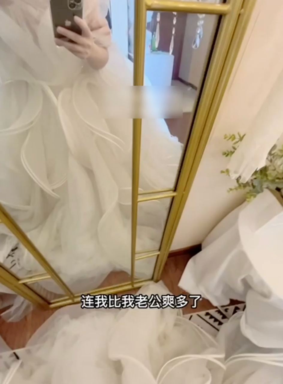 反差婊胡九万粉丝珍藏私拍 穿婚纱被爆操正爽的时候老师电话打过来 被吓喷水