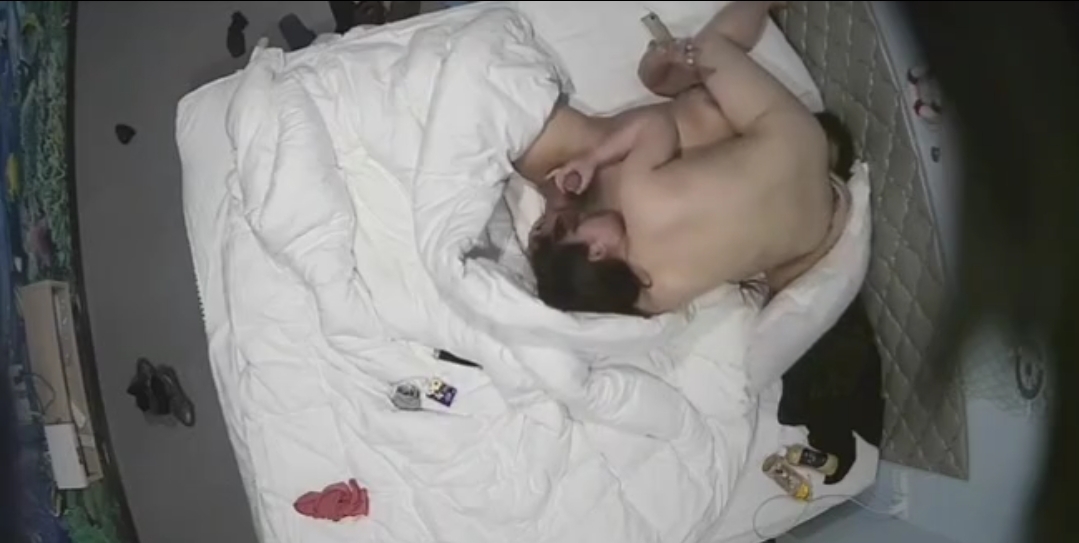 酒店安防摄像头偷拍夫妻69互舔
