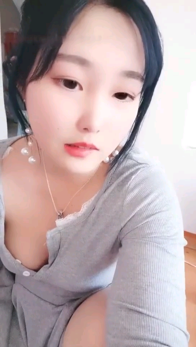 【极品反差婊】传上课玩跳蛋的高三小学妹，下课后搞黄播，被社会男内射出白浆，叫床一流！