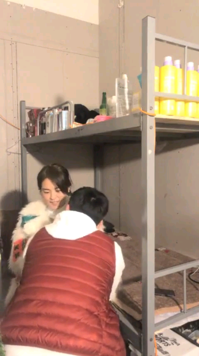【热门黑料】工厂小领导女生宿舍威逼利诱厂妹！
