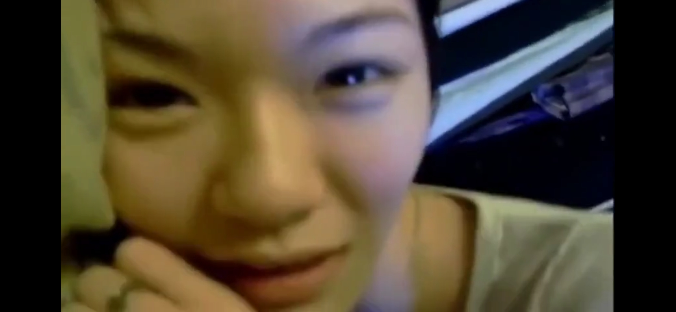 瘦瘦的妹妹羞羞的依偎在哥哥的怀里，给哥哥边撒娇边挨操！