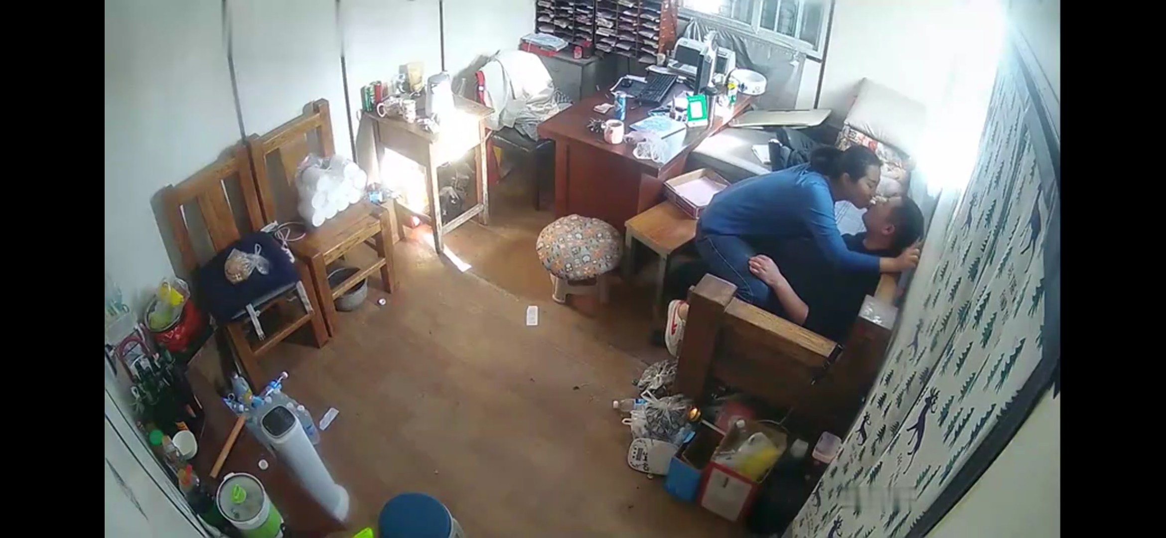 家族企业工厂摄像头破解，真实弟弟跟嫂子在办公室偷情！
