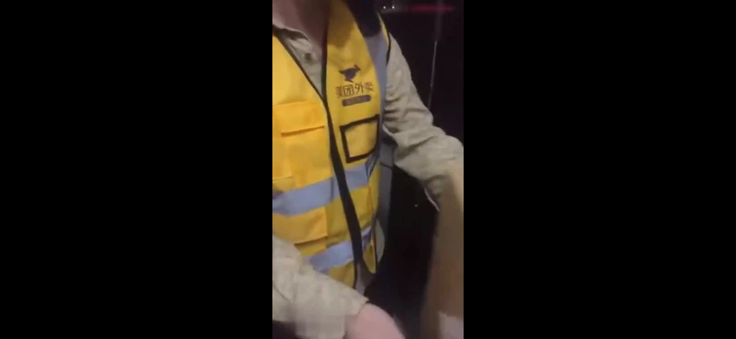 饥渴难耐的寂寞骚妇，趁老公出差，勾引来送外賣的小哥，被操爽得大叫！