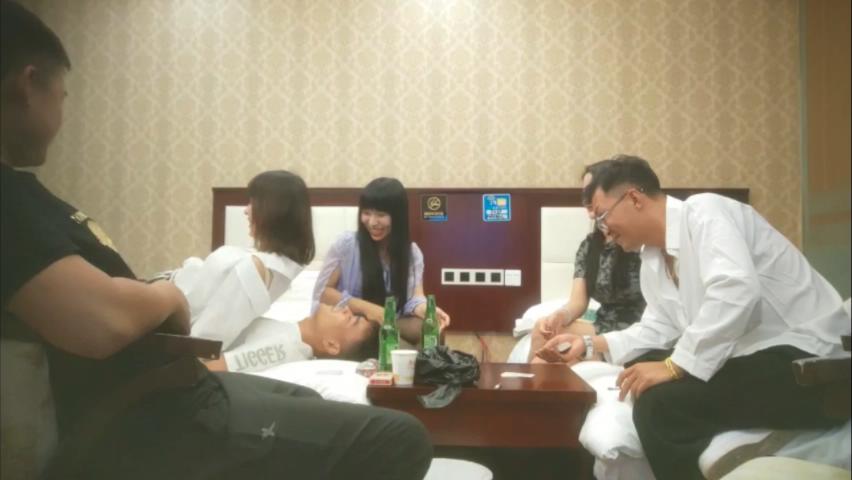 【换妻传媒】3对夫妻交换淫乱，打牌脱衣，后面操穴前面插嘴，轮换着操绝对精彩