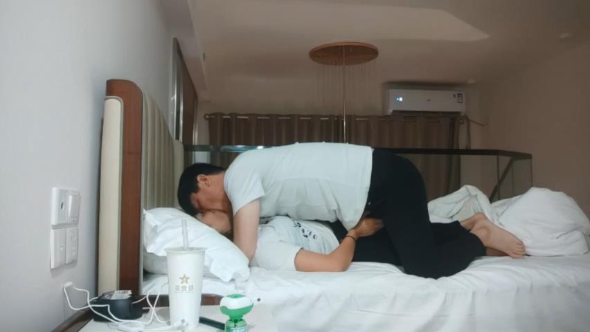【必看精品网曝】泡良大神不服不行网恋奔现，经常健身的32岁良家，一对坚挺美乳，无套内射