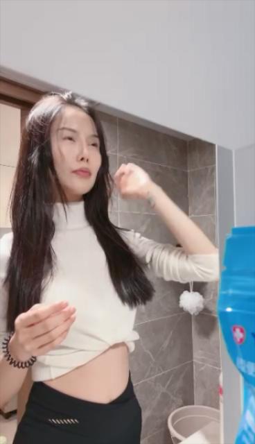 【撸管佳作，绝对精品】气质尤物性感女神！情趣珍珠内衣！脱光光道具自慰，跪在椅子掰穴，被炮友假吊后入