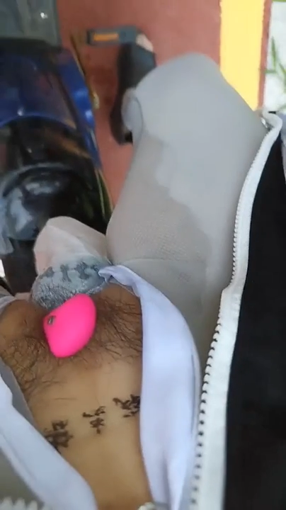 妹子真牛逼穿着开档插着跳蛋骑着电动车在路上流的满腿都是